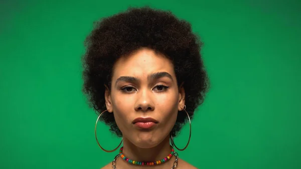Sceptische Afro Amerikaanse Vrouw Zoek Naar Camera Geïsoleerd Groen — Stockfoto
