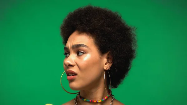 Mujer Afroamericana Descontenta Aislada Verde — Foto de Stock