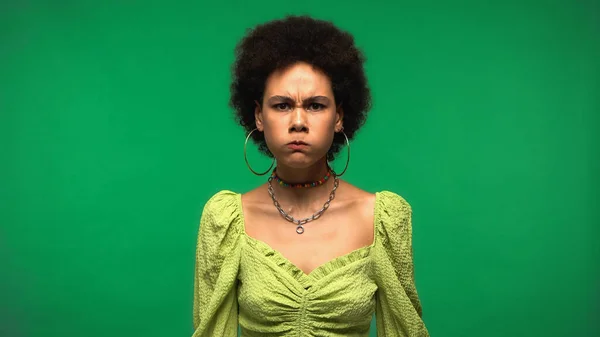 Enojado Joven Afroamericano Mujer Hinchando Mejillas Aislado Verde — Foto de Stock