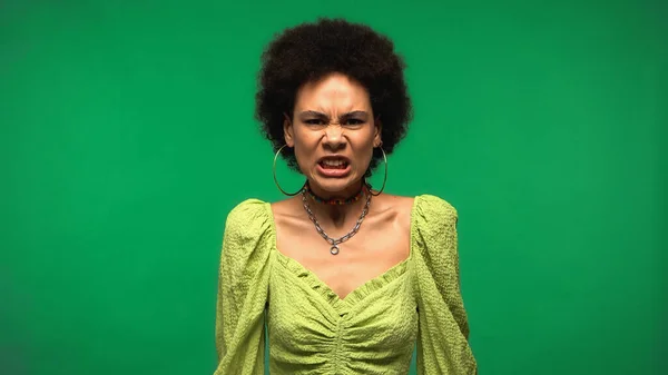 Irritado Afro Americano Mulher Olhando Para Câmera Isolada Verde — Fotografia de Stock