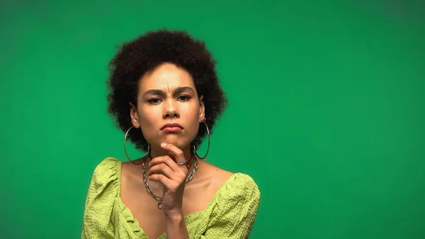 Pensive Afrikaanse Amerikaanse Vrouw Zoek Naar Camera Geïsoleerd Groen — Stockfoto