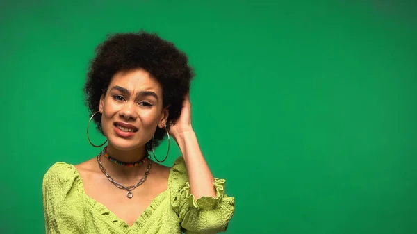 Mujer Afroamericana Confusa Arañando Cabeza Aislada Verde — Foto de Stock