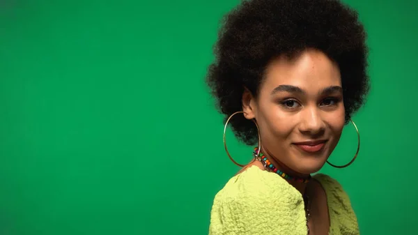 Küpeli Mutlu Afro Amerikan Kadın Yeşil Kameraya Bakıyor — Stok fotoğraf