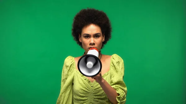 Mujer Afroamericana Sosteniendo Megáfono Mirando Cámara Aislada Verde — Foto de Stock