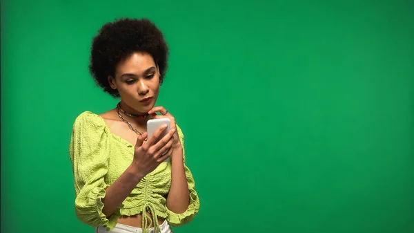 Mujer Afroamericana Pensativa Usando Teléfono Inteligente Aislado Verde —  Fotos de Stock