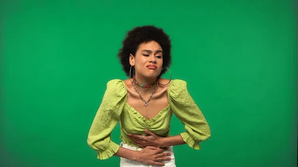 Mulher Afro Americana Descontente Blusa Ter Dor Estômago Isolado Verde — Fotografia de Stock