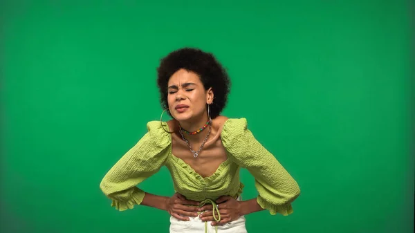 Mujer Afroamericana Blusa Con Dolor Estómago Aislado Verde — Foto de Stock