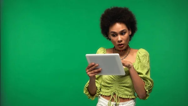 Förvånad Afrikansk Amerikansk Kvinna Blus Med Digital Tablett Isolerad Grön — Stockfoto