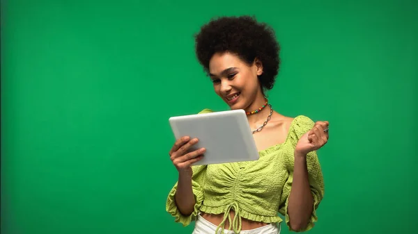 Sonriente Mujer Afroamericana Blusa Usando Tableta Digital Aislada Verde — Foto de Stock