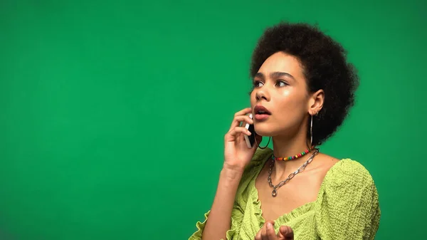 Mujer Afroamericana Sorprendida Blusa Hablando Teléfono Inteligente Aislado Verde — Foto de Stock