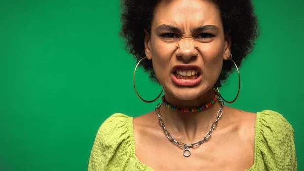 Geïrriteerde Afro Amerikaanse Vrouw Hoepel Oorbellen Kijken Naar Camera Geïsoleerd — Stockfoto