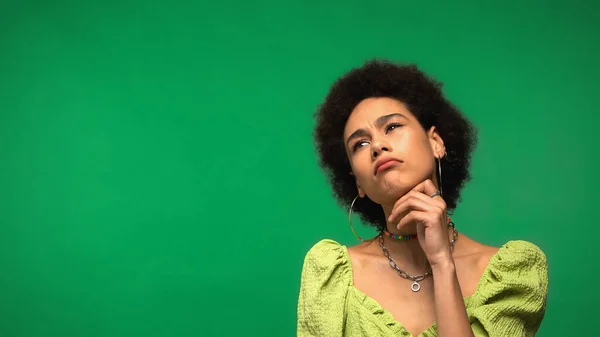 Çember Küpeli Bluzlu Düşünceli Afro Amerikan Kadın Yeşil Üzerine Izole — Stok fotoğraf