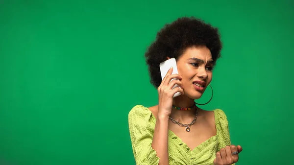 Desapontado Afro Americano Mulher Blusa Falando Celular Isolado Verde — Fotografia de Stock