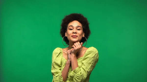 Mujer Afroamericana Feliz Blusa Pendientes Aro Aislados Verde — Foto de Stock