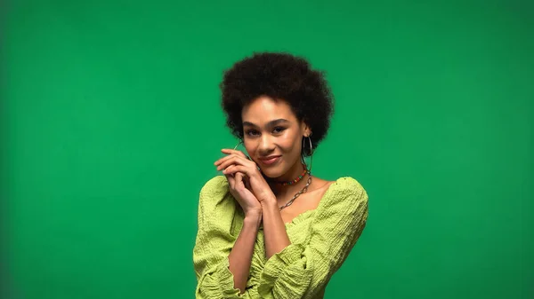 Gelukkig Afrikaans Amerikaanse Vrouw Blouse Hoepel Oorbellen Glimlachen Geïsoleerd Groen — Stockfoto