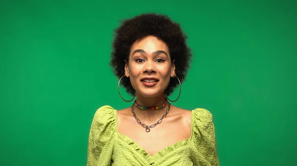 Feliz Joven Afroamericana Mujer Blusa Aros Pendientes Sonriendo Aislado Verde — Foto de Stock