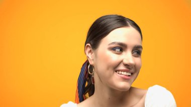 Neşeli esmer kadın, sarıya tek başına bakıyor. 