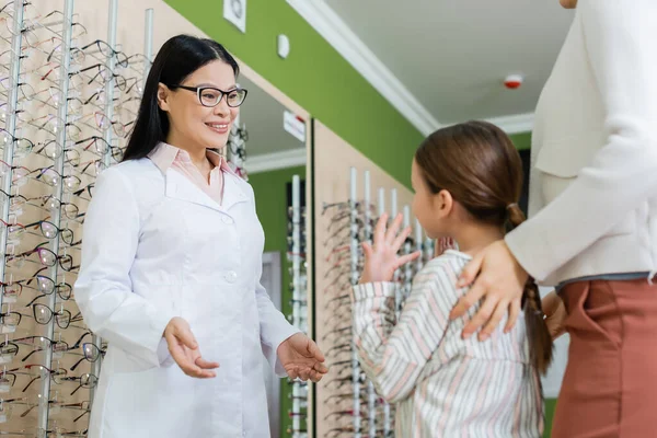 Smiling Asian Oculist Talking Girl Mother Assortment Eyeglasses Optics Store — 图库照片