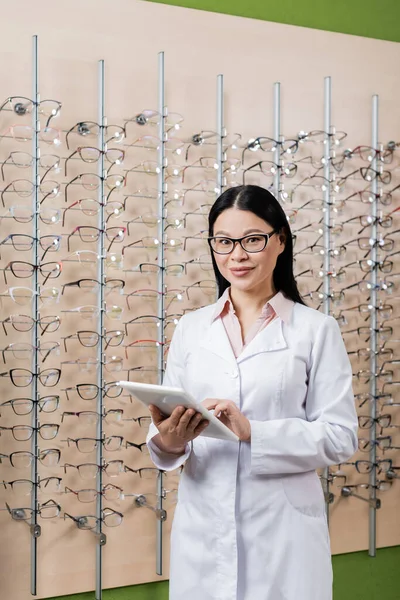 Happy Asian Oculist Looking Camera While Using Digital Tablet Optics — Foto Stock