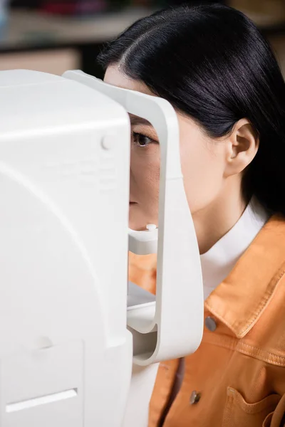 亚洲妇女用模糊的眼科镜检查视力 — 图库照片