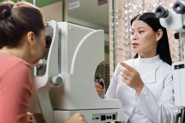 Asian Optometrist Pointing Finger While Measuring Eyesight Blurred Woman Vision — Foto de Stock