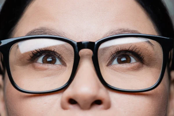 眼镜中亚洲女人的剪影 眼睛护理的概念 — 图库照片