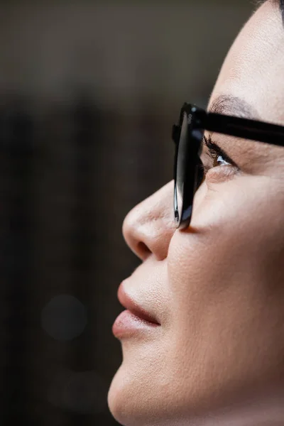 Perfil Mujer Asiática Mirando Hacia Otro Lado Gafas Concepto Cuidado —  Fotos de Stock