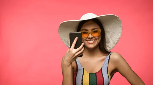 Smiling Woman Swimsuit Sunglasses Holding Smartphone Isolated Pink — Zdjęcie stockowe