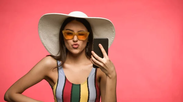 Pretty Woman Swimsuit Sun Hat Holding Cellphone Making Duck Face — 图库照片