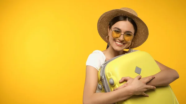 Happy Woman Straw Hat Hugging Suitcase Isolated Yellow — Zdjęcie stockowe