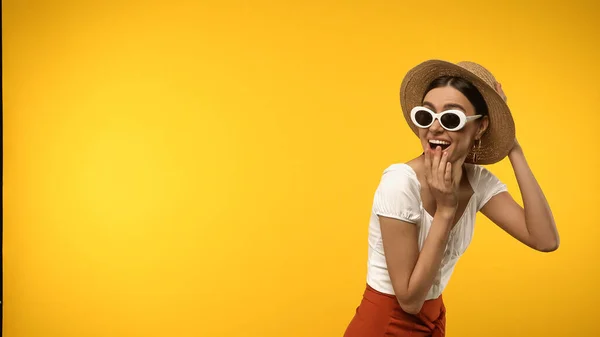 Excited Brunette Woman Straw Hat Sunglasses Isolated Yellow — Fotografia de Stock