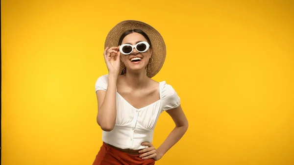 Mujer Alegre Sosteniendo Gafas Sol Mano Cadera Aislado Amarillo — Foto de Stock