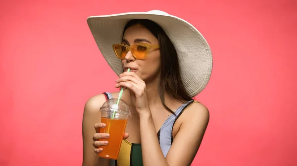 Mujer Sombrero Sol Traje Baño Bebiendo Cóctel Aislado Rosa — Foto de Stock