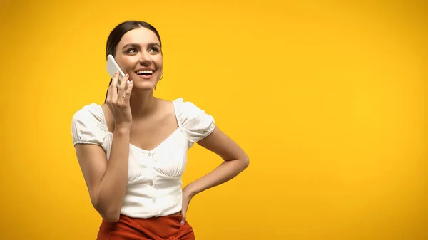 Fröhliche Frau Bluse Unterhält Sich Auf Handy Isoliert Auf Gelb — Stockfoto