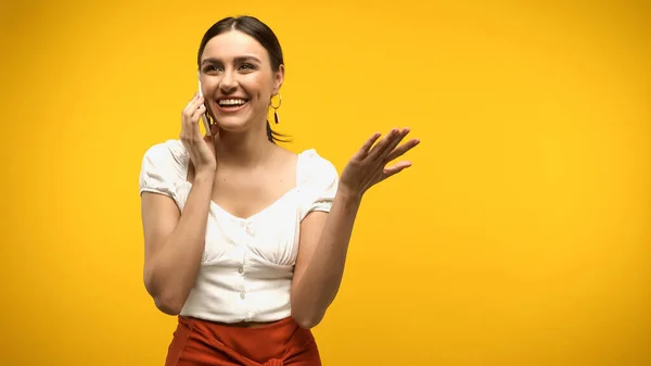 Mulher Bonita Blusa Falando Smartphone Isolado Amarelo — Fotografia de Stock