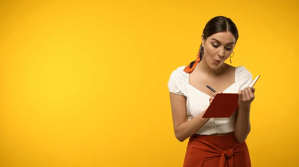 Mujer Conmocionada Escribiendo Cuaderno Aislado Amarillo — Foto de Stock