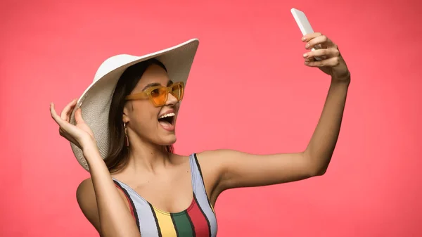 Excited Woman Sunglasses Swimsuit Taking Selfie Smartphone Isolated Pink — Zdjęcie stockowe
