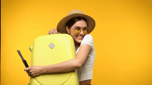 Viajero Positivo Abrazando Equipaje Sosteniendo Pasaporte Aislado Amarillo — Foto de Stock