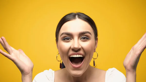 Mulher Morena Espantada Blusa Olhando Para Câmera Isolada Amarelo — Fotografia de Stock