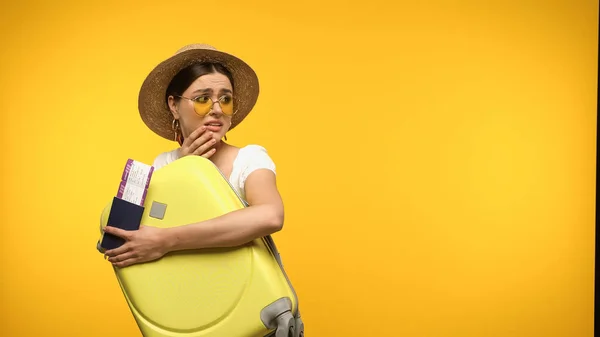 Afraid Tourist Sunglasses Holding Boarding Pass Suitcase Isolated Yellow — Foto de Stock