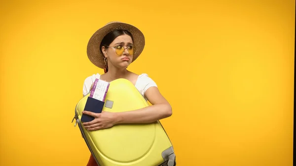 Dissatisfied Tourist Sunglasses Straw Hat Holding Suitcase Passport Isolated Yellow — Foto de Stock