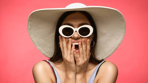 Amazed Woman Sun Hat Sunglasses Touching Face Isolated Pink — Foto de Stock