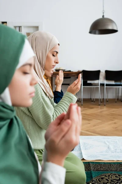 Oldalnézet Arab Hagyományos Ruhák Imádkozó Közeli Család Otthon — Stock Fotó