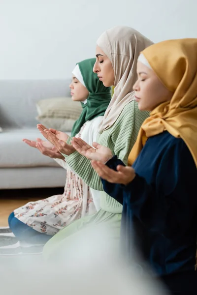 Side View Young Muslim Woman Praying Closed Eyes Daughter Asian — Stock Photo, Image