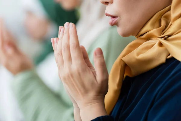 Oříznutý Pohled Muslimku Modlící Doma — Stock fotografie