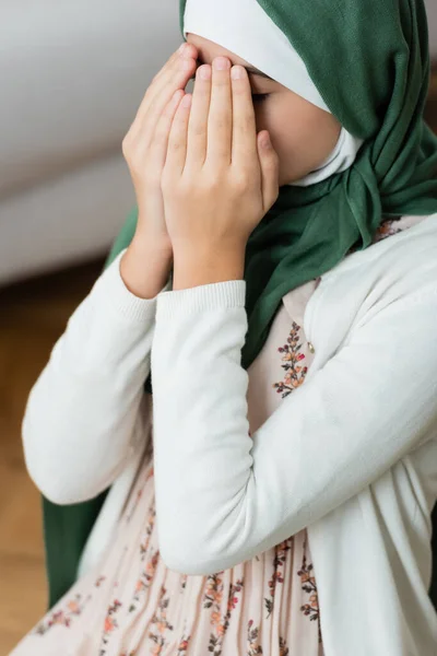 Tiener Kind Bedekking Gezicht Tijdens Het Bidden Thuis — Stockfoto