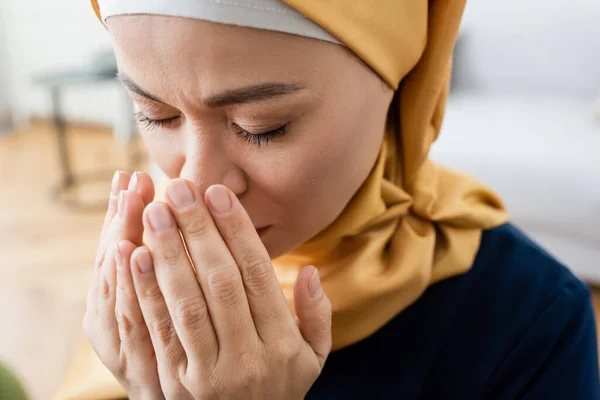 Portrait Asian Woman Holding Hands Face While Praying Home — Stock Photo, Image