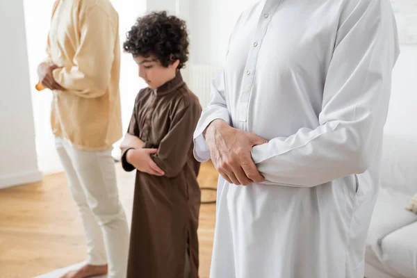 Reifer Muslimischer Mann Betet Der Nähe Der Familie Hause — Stockfoto