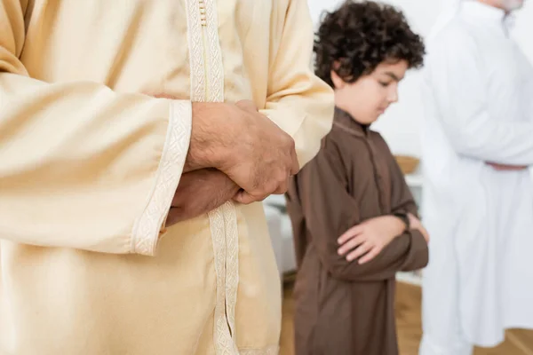 Pemuda Muslim Pria Berdoa Dekat Kabur Anak Rumah — Stok Foto