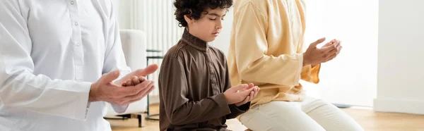Preteen Muslim Chlapec Modlí Prarodiče Otce Doma Prapor — Stock fotografie